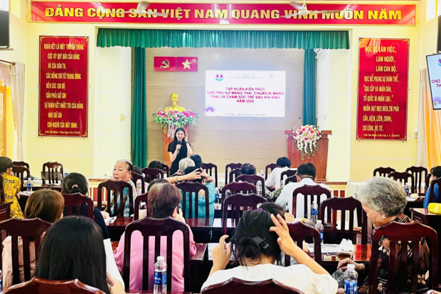 Trung tâm Y tế thành phố Sa Đéc phối hợp cùng Trung tâm Kiểm soát bệnh tật tỉnh Đồng Tháp tổ chức tập huấn kiến thức cho phụ nữ mang thai, chuẩn bị mang thai và chăm sóc trẻ sau sinh cho người dân tại Phường 1 và xã Tân Phú Đông